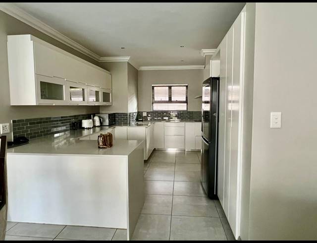 4 BEDROOM HOUSE FOR SALE IN LOMBARDY ESTATE